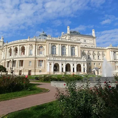Центр. Рядом Дерибасовская И Оперный Театр * Odesa